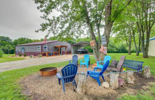 Grantville House | Relaxing Ozawkie Home with Pool - Steps from Lake Perry!
