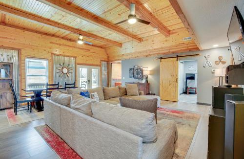 Grantville House | Relaxing Ozawkie Home with Pool - Steps from Lake Perry!