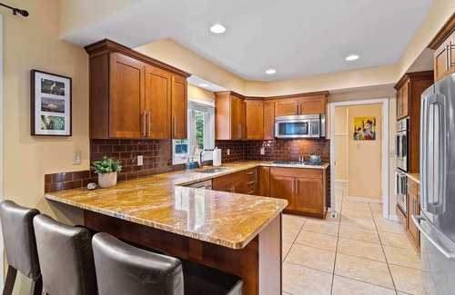 Pepper Pike House | Family-Friendly 5 Bedroom Retreat with Spacious Yard