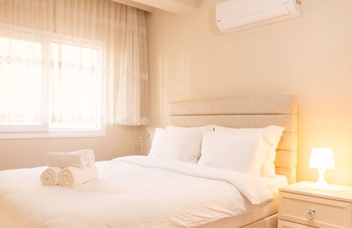 Kusadasi City Centre Apartment | Inviting Flat with Private Pool Perfect for Families