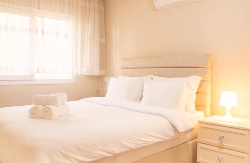 Kusadasi City Centre Apartment | Spacious Perfect Flat with Private Pool