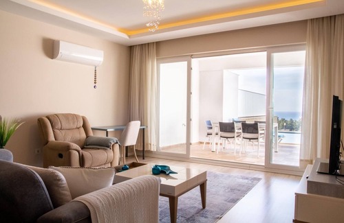 Kusadasi City Centre Apartment | Perfect Flat Retreat with Private Pool and Family Amenities