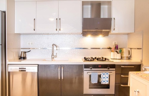 Kusadasi City Centre Apartment | Perfect Flat Retreat with Private Pool and Family Amenities