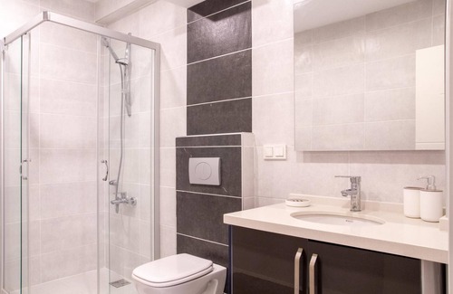 Kusadasi City Centre Apartment | Perfect Flat Retreat with Private Pool and Family Amenities
