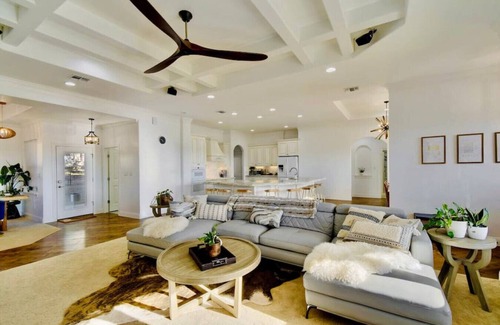 Brushy Bend Park House | Pet-Friendly Retreat: 10/10 Reviews, Two Kitchens & Living Areas