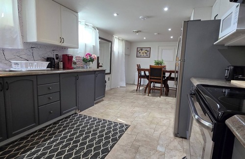 Halton Regional Municipality Apartment | Bright Basement on Thompson Rd S - Pet Friendly & Spa Access