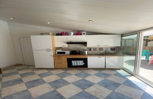 Spay House | Spacious Poolside Retreat Near Le Mans