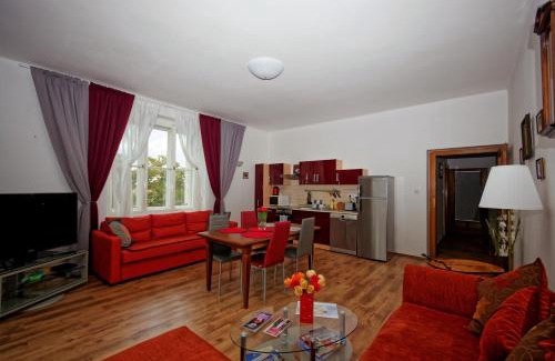 Nusle Apartment | Cozy Prague View Apartment - Pet Friendly & Family Approved
