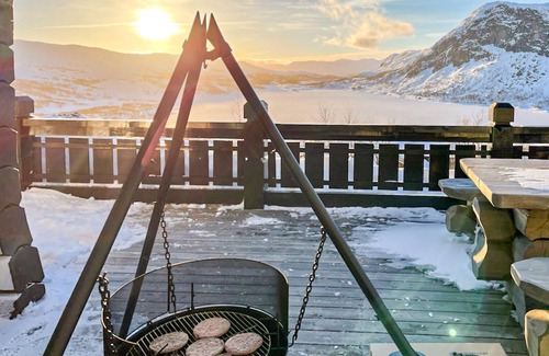 Tyinkrysset House | Charming Log Cabin with Sauna & Panoramic Mountain Views