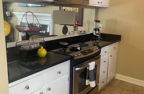 West Ashley Condo | Top-Rated Ocean View 2BR Suite with Breakfast & Kitchen
