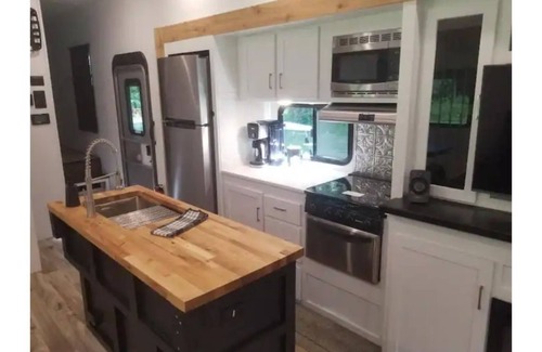 McDonald House | Private 5th Wheel Camper - Child Friendly & Highly Rated