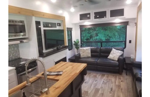McDonald House | Private 5th Wheel Camper - Child Friendly & Highly Rated