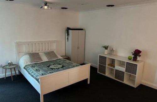 Herongate Apartment | Private Cinema Retreat: Ideal Family-Friendly Getaway