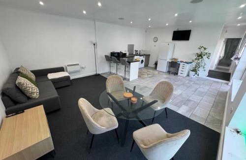 Herongate Apartment | Private Cinema Retreat: Ideal Family-Friendly Getaway
