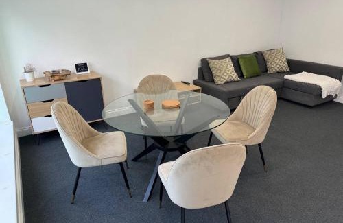 Herongate Apartment | Private Cinema Retreat: Ideal Family-Friendly Getaway