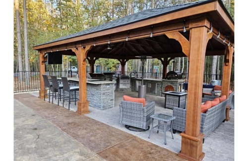 Quinton House | Private Log Home Retreat with Pool Near Richmond & Williamsburg