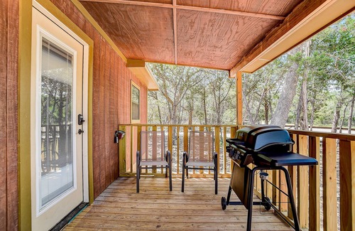 Blanco Cabin | Dog-Friendly Retreat with Four Cabins & Scenic Decks