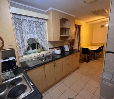 Kellyville House | Spacious Queen Room in Comfortable Home - KV7