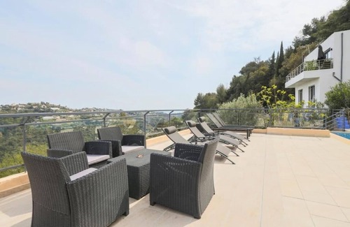 Nice House | Spacious, quiet Villa Niçoise with swimming pool