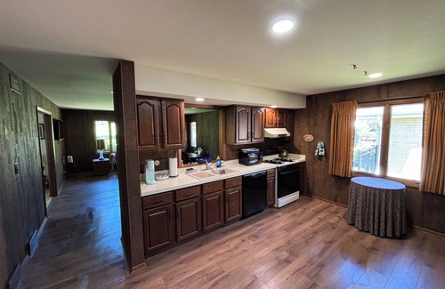 McHenry House | Inviting Ranch Retreat in McHenry with Golf Course Views