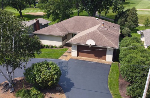 McHenry House | Inviting Ranch Retreat in McHenry with Golf Course Views