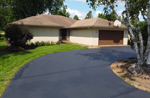 McHenry House | Inviting Ranch Retreat in McHenry with Golf Course Views