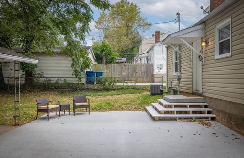 St. Charles Historic District House | Guest Rated 10/10: Ranch Retreat Steps from Main