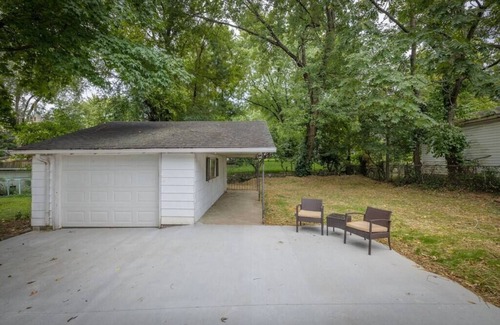 St. Charles Historic District House | Guest Rated 10/10: Ranch Retreat Steps from Main