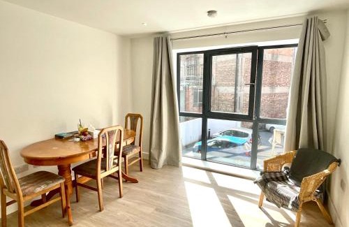 Birmingham House | Budget-Friendly Double Bedroom in City Center Retreat