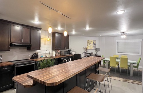 Everett House | Remodeled Rambler Near Boeing and Amazon - Family & Pet Friendly