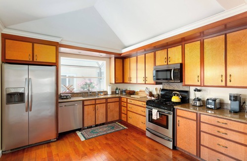 Petaluma House | Elegant Renovated Mid-Century Retreat with Pool & Breakfast