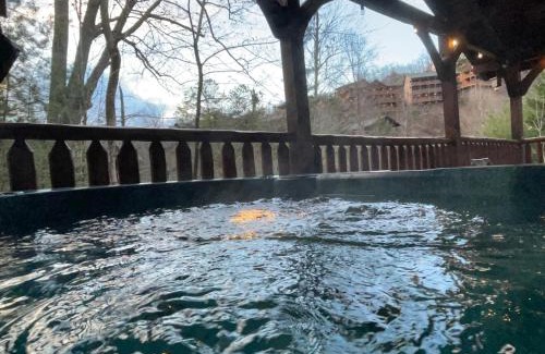 Gatlinburg Villa | Inviting Resort Log Cabin with Hot Tub & Arcade Gameroom