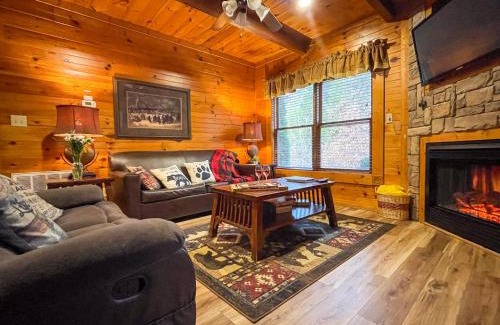 Gatlinburg Villa | Inviting Resort Log Cabin with Hot Tub & Arcade Gameroom