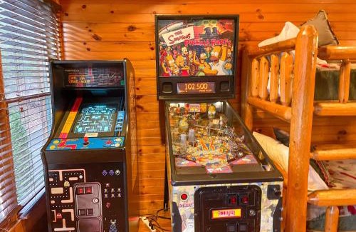 Gatlinburg Villa | Inviting Resort Log Cabin with Hot Tub & Arcade Gameroom