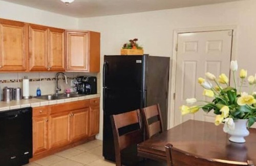 Hanford House | Inviting 4-Bedroom Retreat with Spa and Breakfast Included