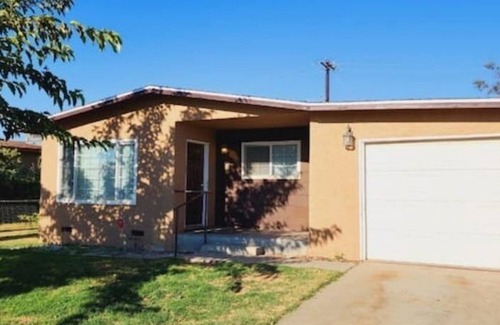 Hanford House | Inviting 4-Bedroom Retreat with Spa and Breakfast Included