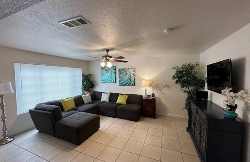 Hanford House | Inviting 4-Bedroom Retreat with Spa and Breakfast Included
