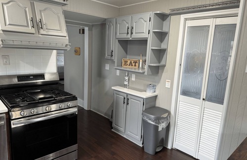 Des Plaines House | New Listing: Convenient Retreat Near Convention Centers