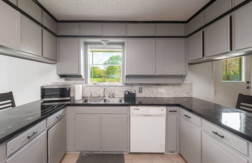 Southwest Arlington House | Ideal Retreat Near AT&T Stadium & Six Flags - Family Friendly