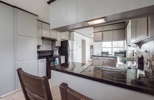 Southwest Arlington House | Ideal Retreat Near AT&T Stadium & Six Flags - Family Friendly
