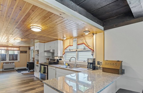 Silver Lake House | Spacious Retreat Tamworth: Main House & Cottage - Sleeps 12