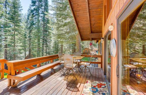 Lake Almanor Country Club House | Inviting Retreat with Backyard 1 Mi to Lake Almanor