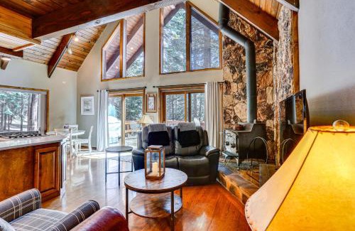 Lake Almanor Country Club House | Inviting Retreat with Backyard 1 Mi to Lake Almanor
