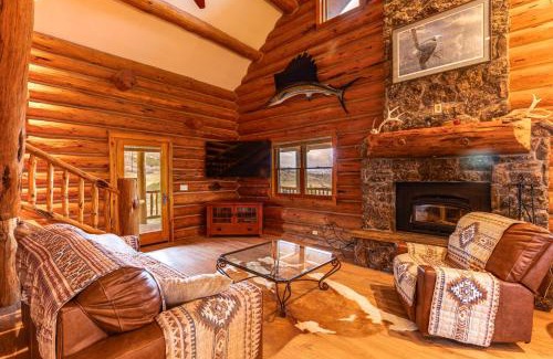 Glenwood Springs House | Cozy Rifle Cabin with Deck and Scenic Mountain Views