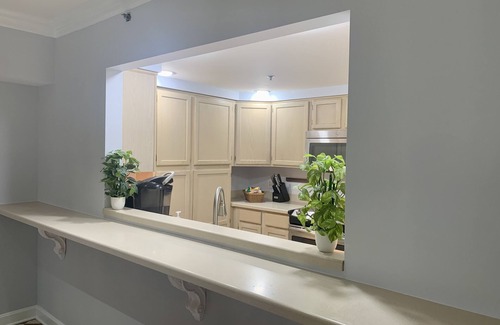 Louisville Condo | Riverfront Townhome with Pool & Breakfast Across Downtown