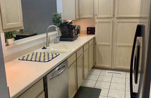 Louisville Condo | Riverfront Townhome with Pool & Breakfast Across Downtown