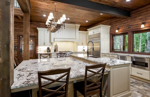 Clinton Cabin | Exclusive Lodge Retreat: 9 Bedrooms, Perfect for Families