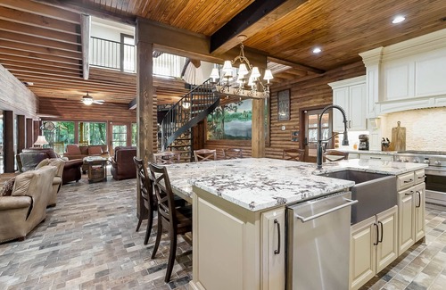 Clinton Cabin | Exclusive Lodge Retreat: 9 Bedrooms, Perfect for Families