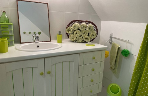 Montreuil-le-Henri Bed & Breakfast | Spacious room with pool and private parking