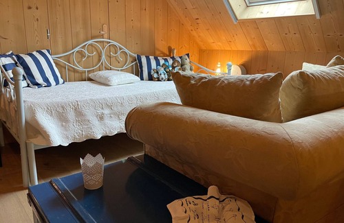 Montreuil-le-Henri Bed & Breakfast | Spacious room with pool and private parking